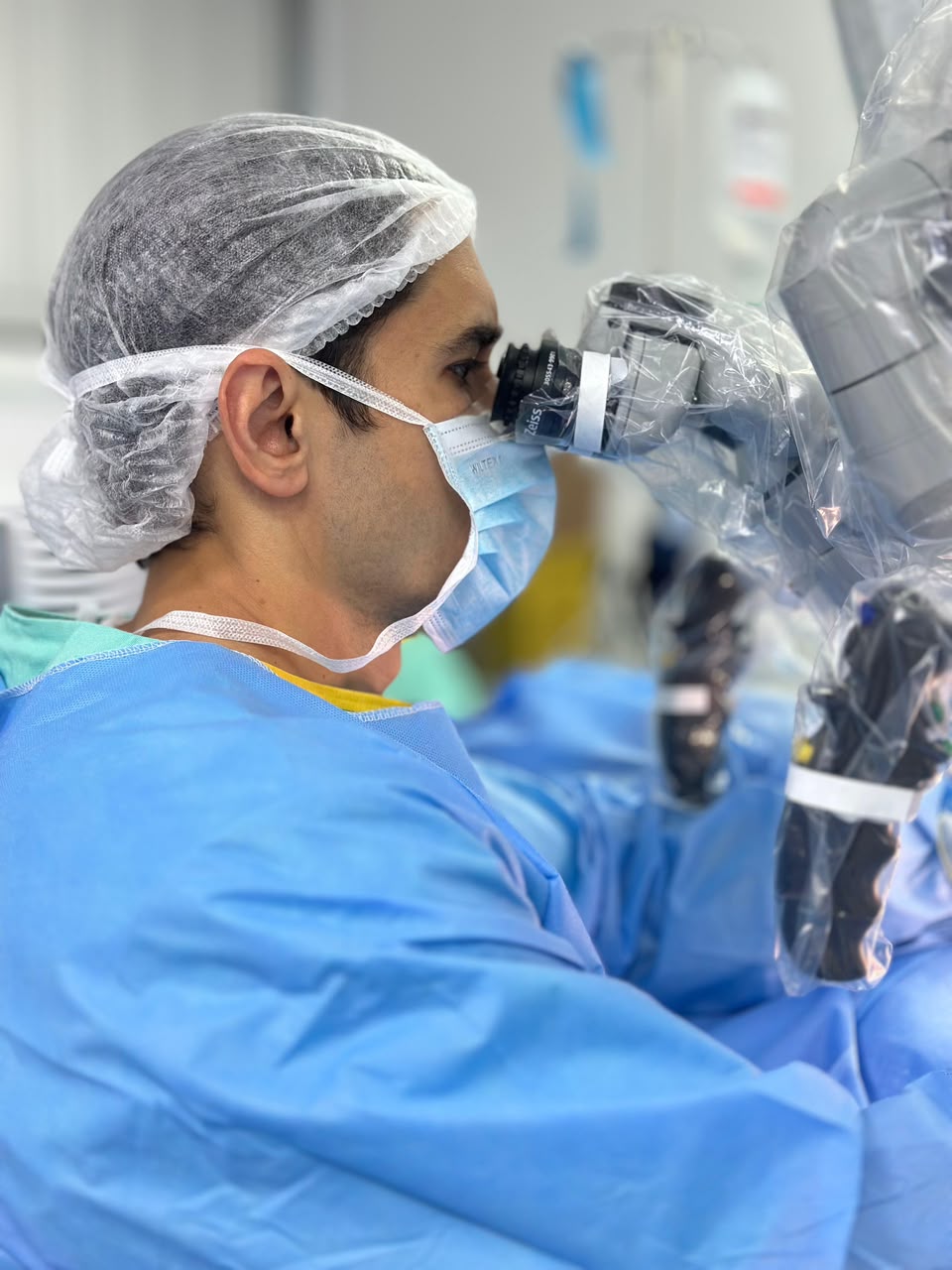 Dr. Fernando Massa Correia durante cirurgia otológica com microscópio cirúrgico