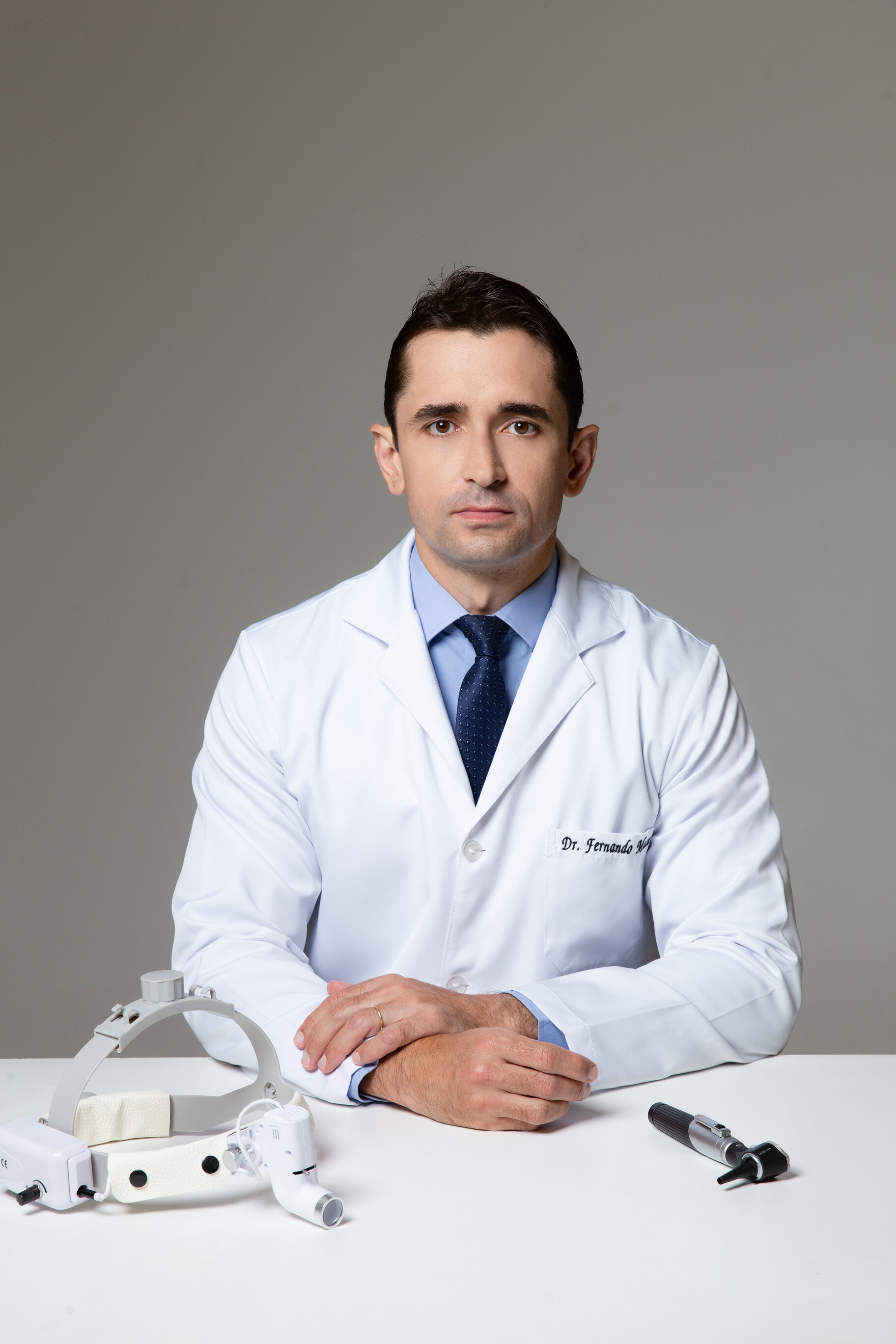 Dr. Fernando Massa Correia em atendimento especializado em saúde auditiva